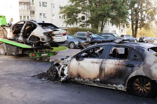 Vaizdai iš nusikaltimo vietos: Vilniuje sudegintas „Mercedes-Benz“, apdegė dar 3 automobiliai