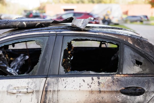 Vaizdai iš nusikaltimo vietos: Vilniuje sudegintas „Mercedes-Benz“, apdegė dar 3 automobiliai
