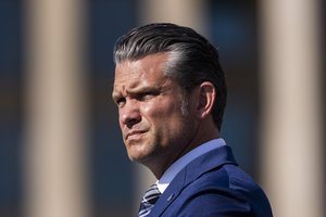 P. Hegsethas teigia penktadaliu sumažinęs JAV generolų ir admirolų skaičių