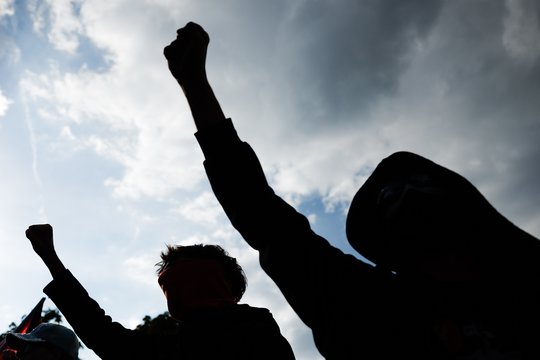 Prancūzijoje – smurtiniai mokinių protestai: mokyklos direktorių apipylė benzinu