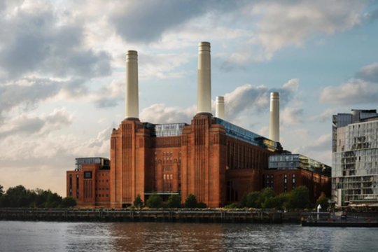 „Pink Floyd“ albumą išgarsinusi elektrinė vėl stebina: viduje – aukštųjų technologijų muzikos erdvė