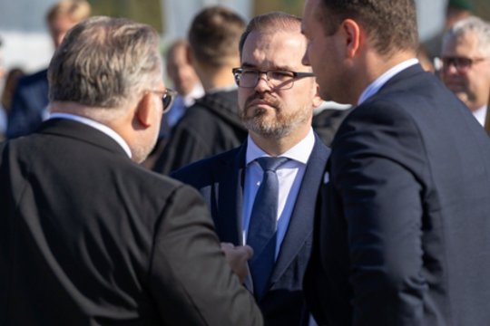 D. Gaižauskas, T. Martinaitis, M. Gedvilas: ar ministrui R. Kaunui limpa „auksinė barzda“?