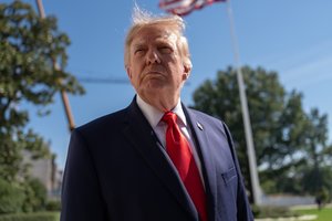 Moters, kurią nužudė JAV imigracijos pareigūnas, šeima padavė D. Trumpo administraciją į teismą