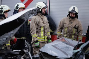 Vilniuje susidūrė trys automobiliai – į įvykio vietą skubėjo ir ugniagesiai