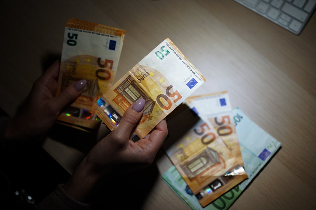 Prabangūs automobiliai per trečiuosius asmenis keliavo į Rusiją: bendrovei skyrė milžinišką baudą