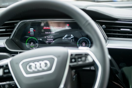 Automobilio pardavimas virto neįtikėtina drama: apgauti draugę sutrukdė buvęs vyras