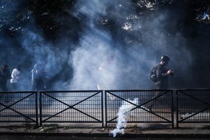 Prancūzijos mokyklose – visiškas chaosas: moksleiviai blokuoja įėjimus, susirėmė su policija