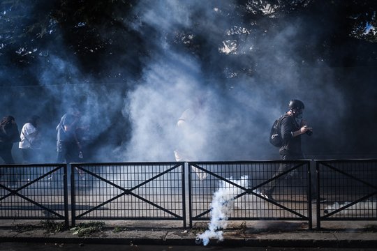 Prancūzijos mokyklose – visiškas chaosas: moksleiviai blokuoja įėjimus, susirėmė su policija