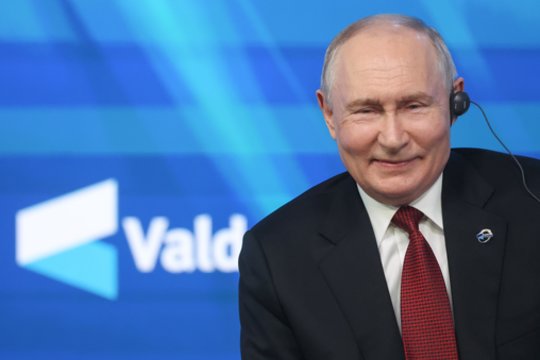 Karas Ukrainoje. Iš Kyjivo – aliarmas: Rusijos smūgiai „drasko sostinę“, vėl smogė į esminį tiltą