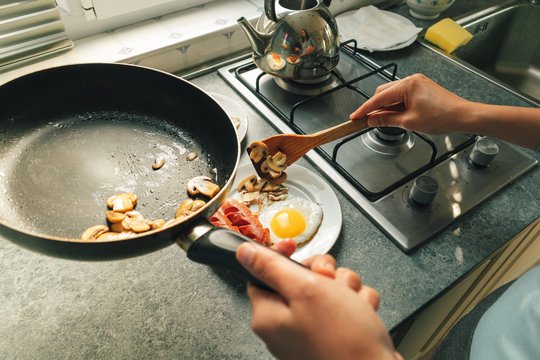 Nerimaujate dėl įbrėžimų ant tefloninės keptuvės? Tikrasis pavojus slypi kitur