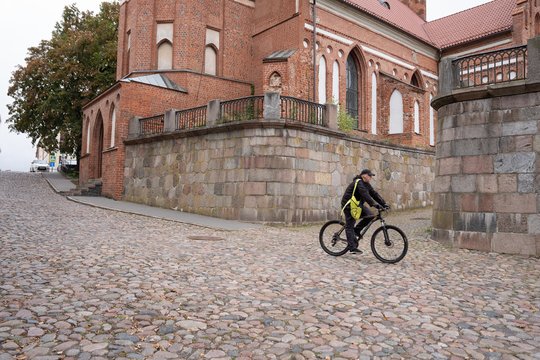 Dviračiu ar vežimėliu nepravažiuosi, o valdininkų pasiūlymas – grūstis per požeminę perėją