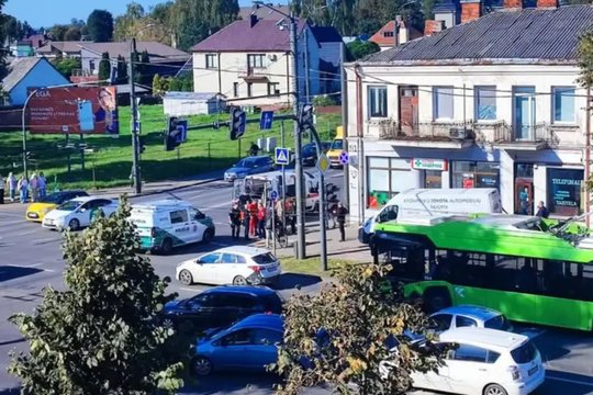 Neužtrauktas rankinis stabdys virto nelaime – riedantis automobilis Savanorių pr. sužalojo pėsčiąją