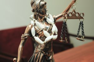 Nuteisti pareigūnais apsimetę vyrai, iš nukentėjusiųjų išvilioję daugiau kaip 14 tūkst. eurų vertės turto