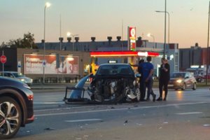 Avaringoje Kauno sankryžoje – smarkus susidūrimas: iš automobilio priekio nieko neliko