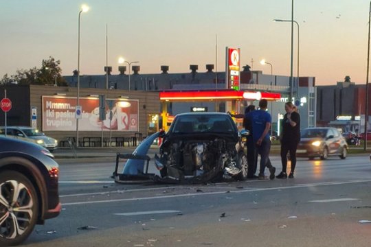 Avaringoje Kauno sankryžoje – smarkus susidūrimas: iš automobilio priekio nieko neliko