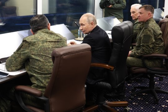Karas Ukrainoje. Konstatavo: „Rusija perėjo į naikinimo etapą“