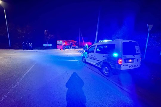 Vėlų vakarą Vilniuje – avarija: „Toyota“ susidūrė su autobusu, teko vaduoti prispaustą vairuotoją
