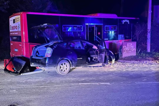 Vėlų vakarą Vilniuje – avarija: „Toyota“ susidūrė su autobusu, teko vaduoti prispaustą vairuotoją