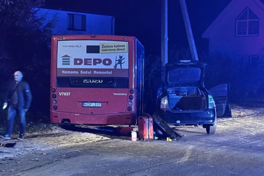 Vilniuje susidūrė autobusas ir „Toyota“ – vaizdai iš avarijos vietos
