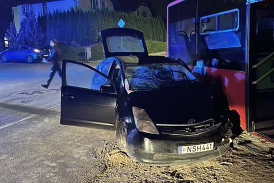 Vilniuje susidūrė autobusas ir „Toyota“ – vaizdai iš avarijos vietos