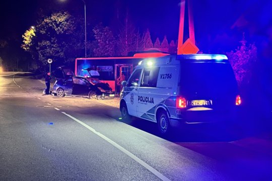 Vilniuje susidūrė autobusas ir „Toyota“ – vaizdai iš avarijos vietos