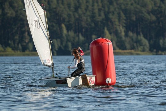 „Rudens vėjo“ regatoje pirmąją dieną – trejos lenktynės ir tarptautinė jaunųjų buriuotojų kova