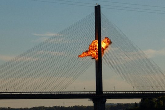 Kyjive Rusijos dronai smogė Šiauriniam tiltui: užfiksavo lemtingą akimirką