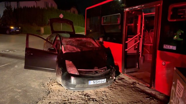 Pamatykite vaizdus iš įvykio vietos: penktadienio vakarą Vilniuje automobilis susidūrė su autobusu