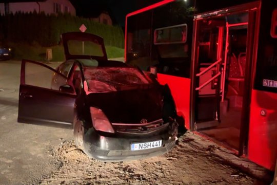 Pamatykite vaizdus iš įvykio vietos: penktadienio vakarą Vilniuje automobilis susidūrė su autobusu