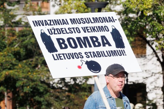Protestai dėl migracijos Vilniuje: sulaikyti vyras ir moteris, viena dalyvė po smūgio atsidūrė pas medikus