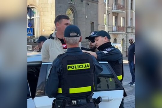 Proteste policijai teko panaudoti antrankius: pamatykite, kas įvyko