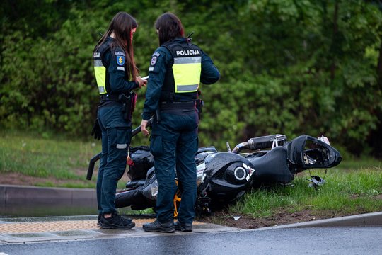 Šalčininkų rajone ant asfalto nukritusią motociklo vairuotoją pervažiavo kitas motociklas