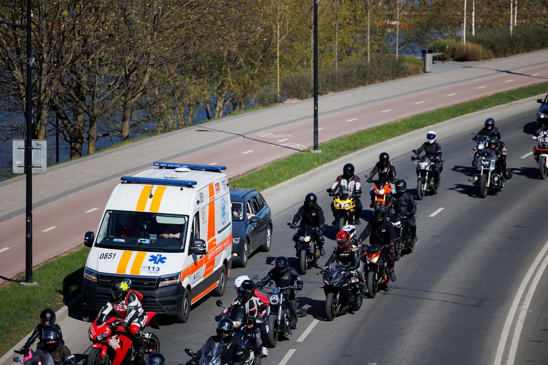 Motociklo vairuotojo nesėkmė prie Kauno: griūdamas sužalojo du bičiulius, apgadinti 5 motociklai