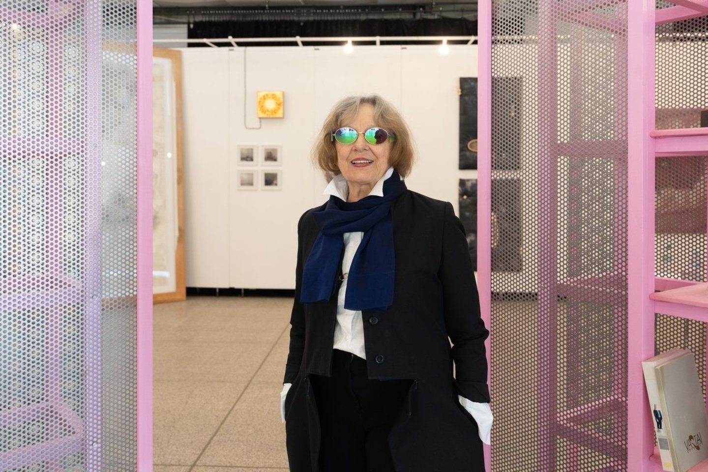 „Vartų“ įkūrėja Nida Rutkienė prie galerijos stendo mugėje "ArtVilnius'26.<br>ArtVilnius'26/A.Vasilenko nuotr.