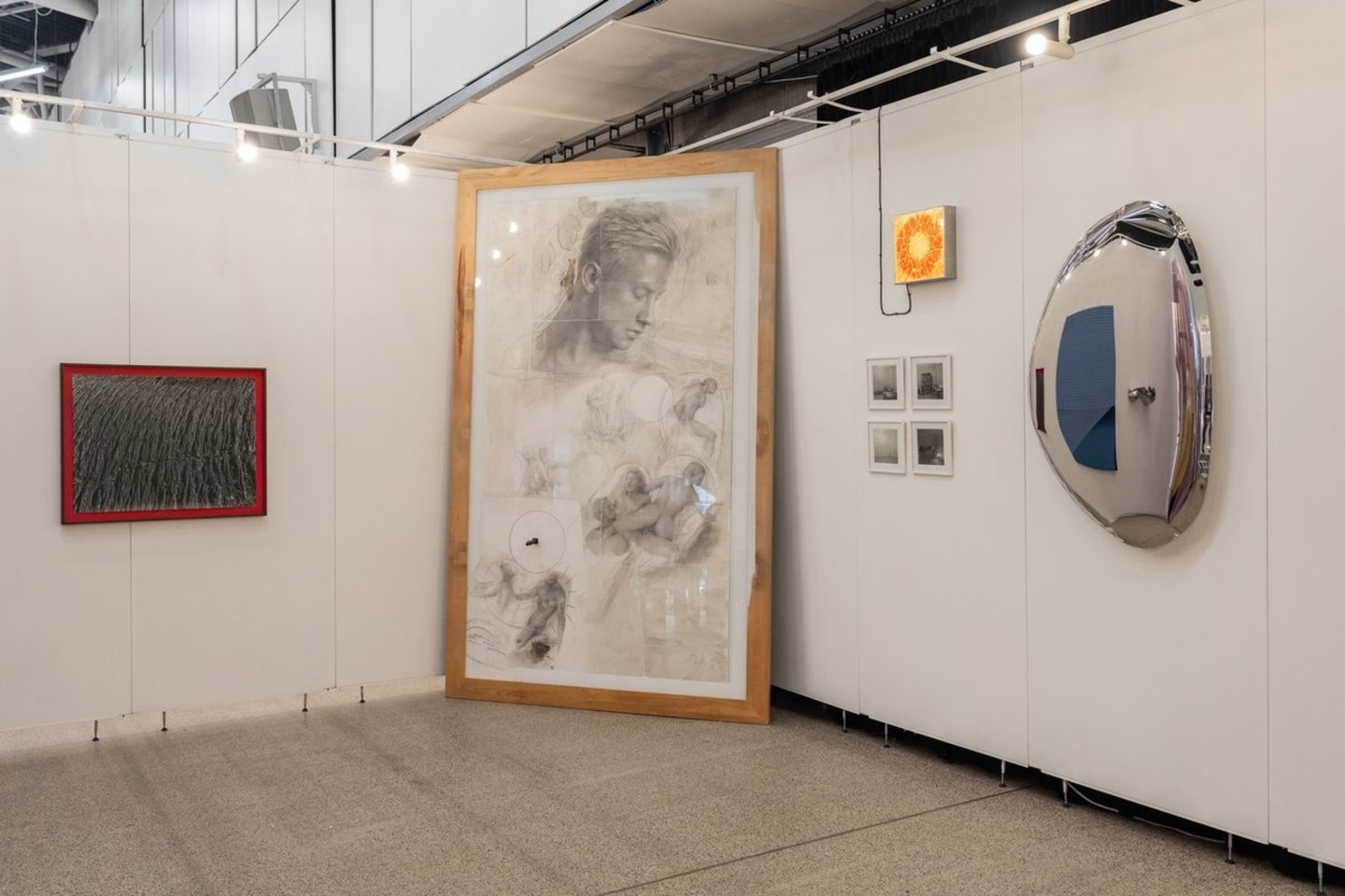 „Vartų“ galerijos stendas mugėje ArtVilnius'26.<br>ArtVilnius'26/A.Vasilenko nuotr.