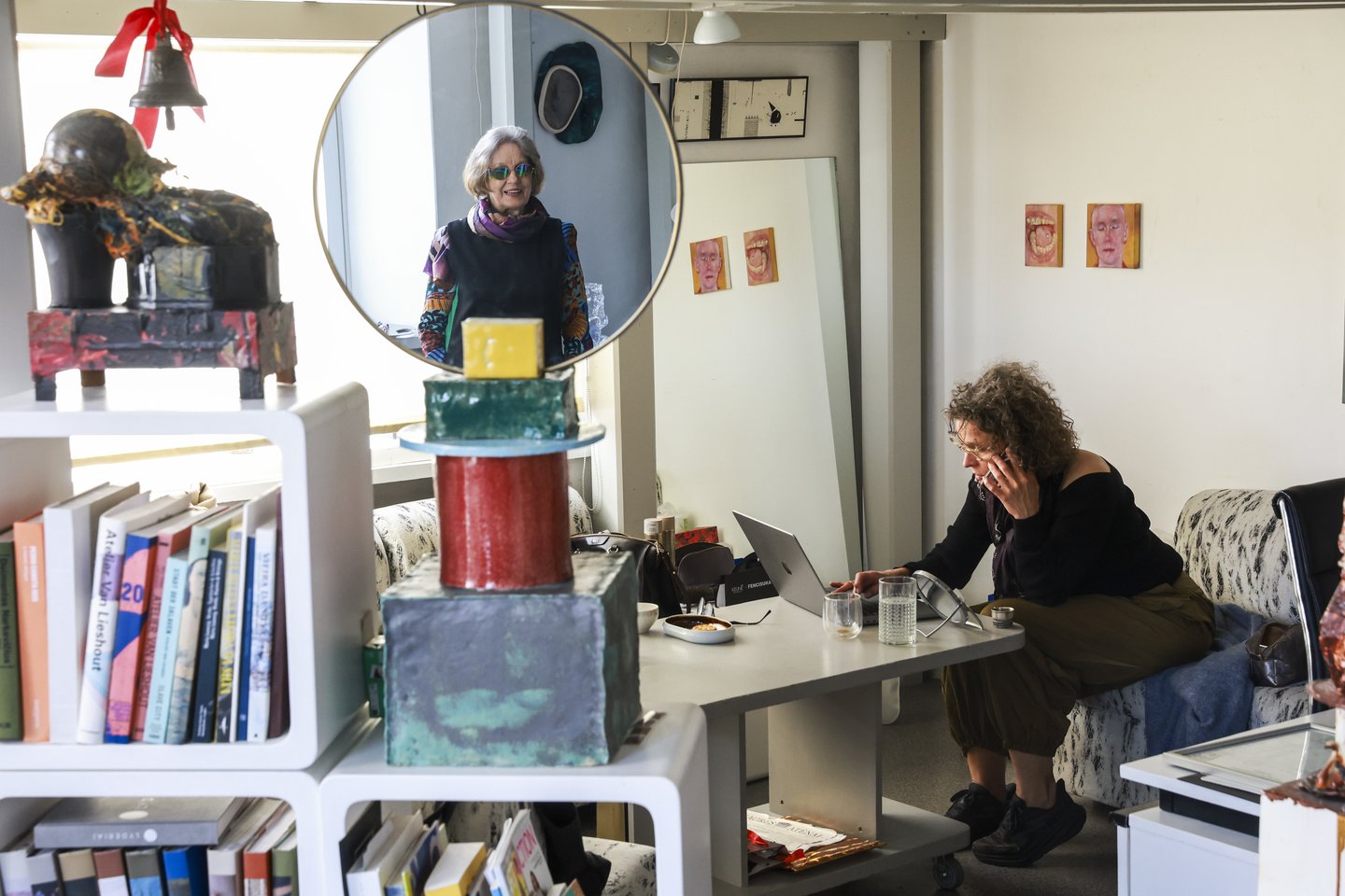 Nida Rutkienė (kairėje) ir Laura Rutkutė „Vartų“ galerijoje.<br>R.Danisevičiaus nuotr.