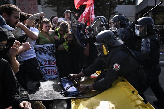 Dėl moksleivių protestų Prancūzijoje pirmadienį bus uždaryta iki 500 mokyklų