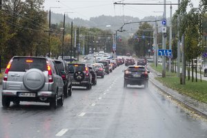 Pirmadienį Vilnių vėl sukaustė spūstys, pasipylė avarijos