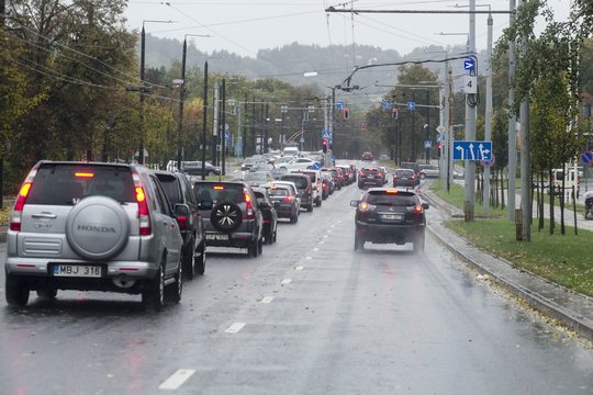 Pirmadienį Vilnių vėl sukaustė spūstys, pasipylė avarijos