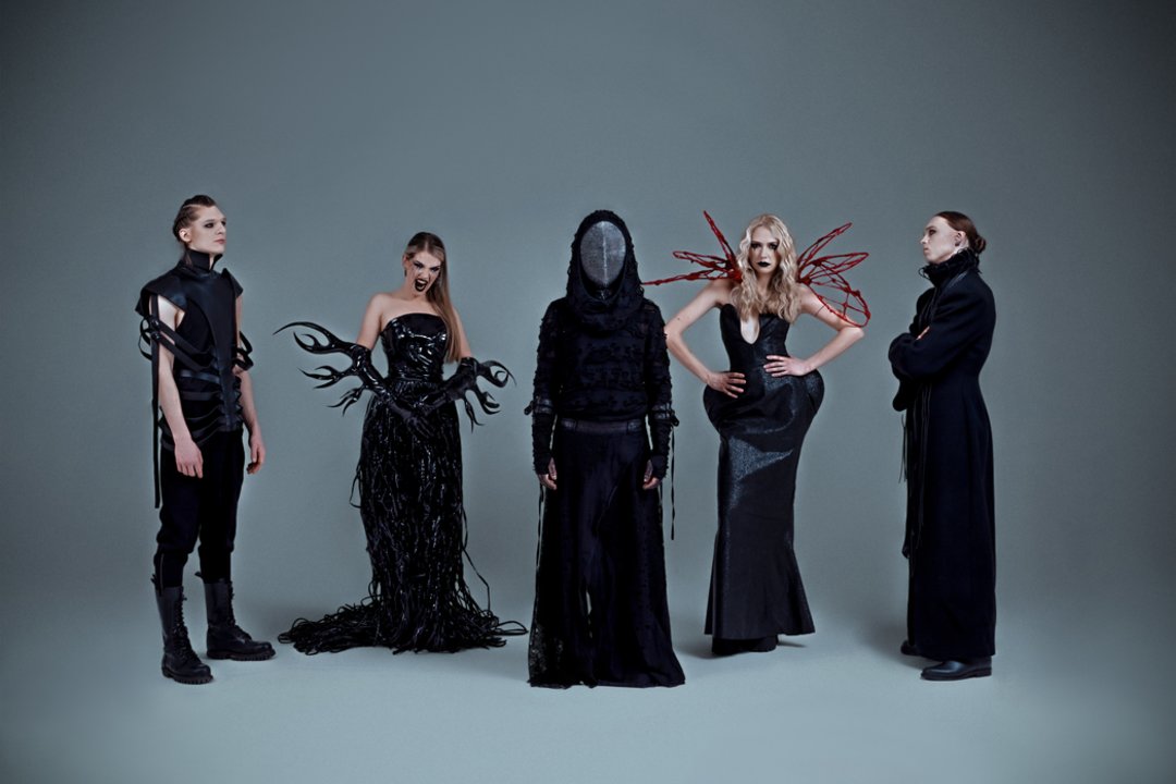 Lietuvos grupė „Black Spikes“ jungia jėgas su „Måneskin“ dizaineriu
