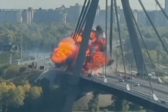 Pamatykite: liudininkas nufilmavo akimirką, kai rusų dronas smogė Šiauriniam tiltui Kyjive