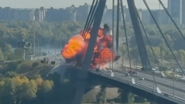 Pamatykite: liudininkas nufilmavo akimirką, kai rusų dronas smogė Šiauriniam tiltui Kyjive