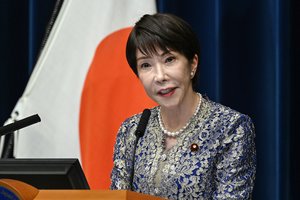 Japonijos premjerė prabilo apie santykius su Kinija