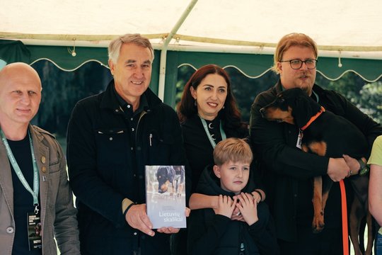 Vingio parką užplūdo šimtai keturkojų: „skriejantys šunys“ ir neįprastas jų šeimininkų pomėgis