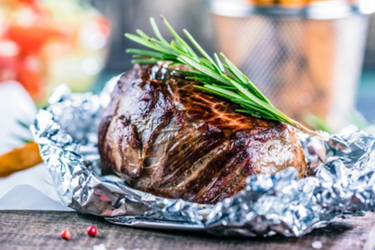 Įvardijo 4 maisto produktus, kurių niekada nereikėtų vynioti į aliuminio foliją