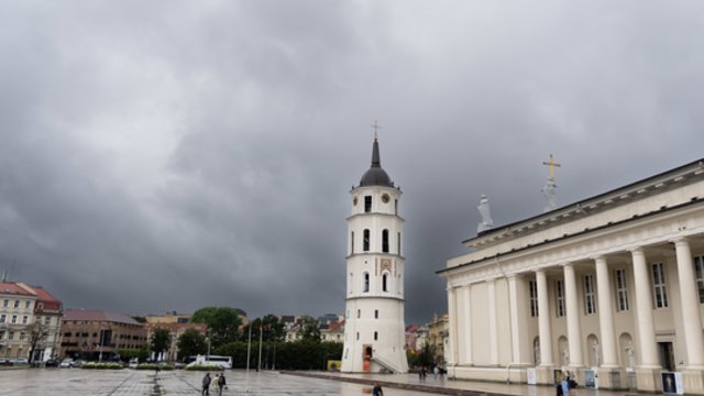 Niūrios sinoptikų prognozės antradieniui: vietomis pliaups lietus