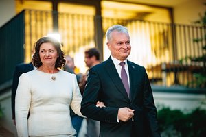 G. Nausėda ir D. Nausėdienė sveikina šalies pedagogus: augindami žmones, kartu auginate ir Lietuvą