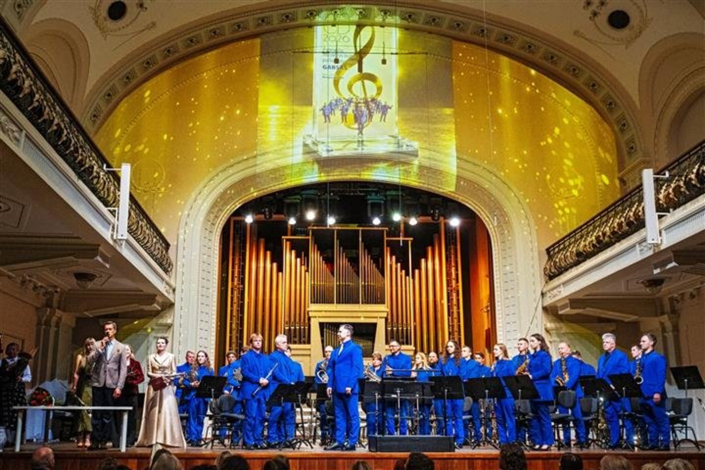 Scenoje – „Auksinio disko“ laureatas anevėžio muzikinio teatro pučiamųjų orkestras „Garsas“, vadovaujamas M.Bražo.<br> D.Matvejevo nuotr.