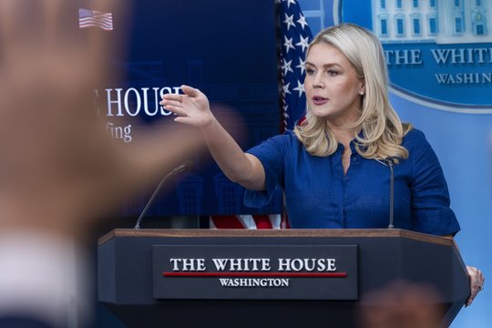 Buvusi D. Trumpo atstovė K. Leavitt dirbs stotyje „Fox News“