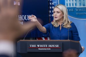 Buvusi D. Trumpo atstovė K. Leavitt dirbs stotyje „Fox News“